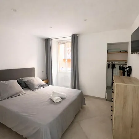 T3 Place Du Marche * Bastia (Corsica)