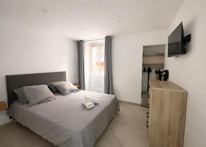 T3 Place Du Marché * Bastia (Corsica)